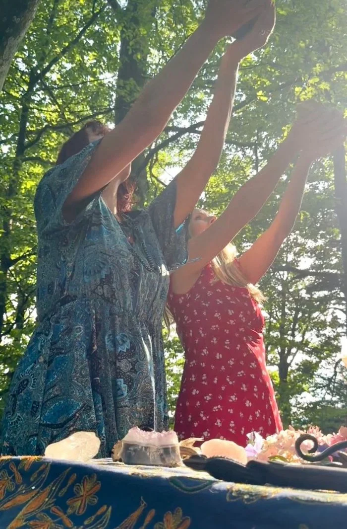 Frauen tanzen im Kreis