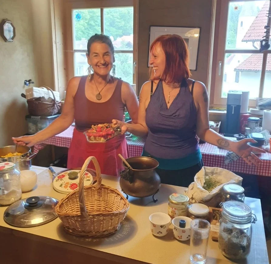 Margot Berger und Rose Bartel lachend in der Kräuterküche